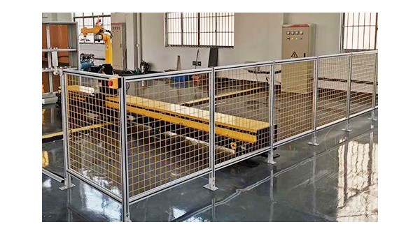 鋁型材圍欄的哪些特點使其適用于工業環境？